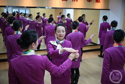 筷尖上的微笑 重慶動(dòng)妹集中培訓(xùn)備戰(zhàn)春運(yùn)